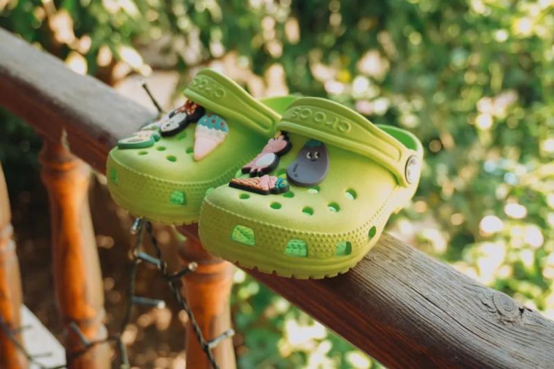 斯凯奇大火，“丑鞋之王”Crocs却卖不动了