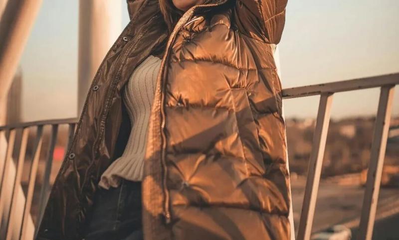 中产不买加拿大鹅了，却排队买2万元Moncler羽绒服