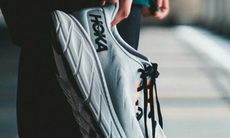 千元丑鞋HOKA，被“牛马们”买爆了