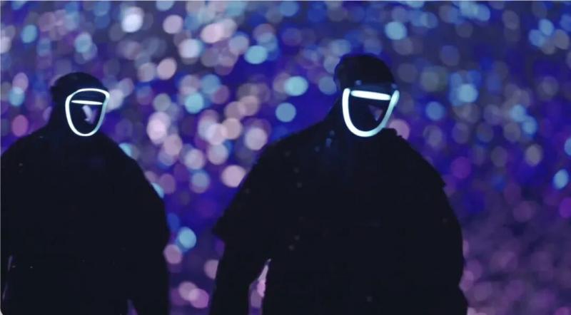 宇树机器人“天花板级”后空翻，马斯克坐不住了